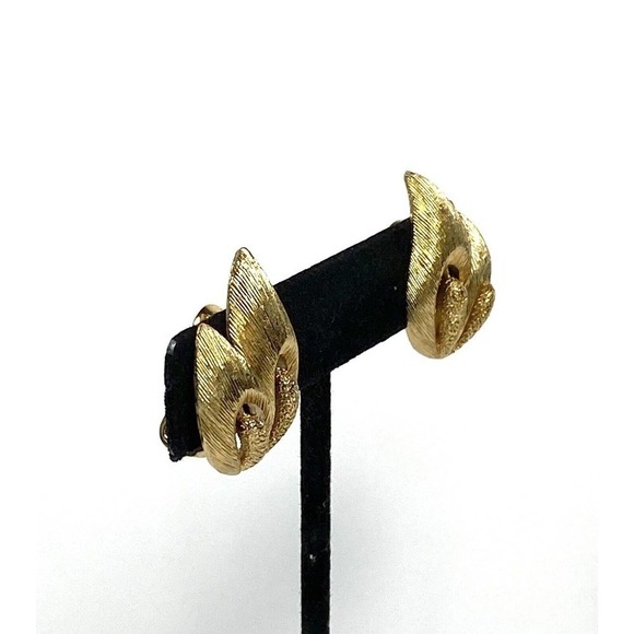 MONET Clips Clip Ons Earrings Gold Tone Textured Double Leaf Vintage Signed - Picture 5 of 16